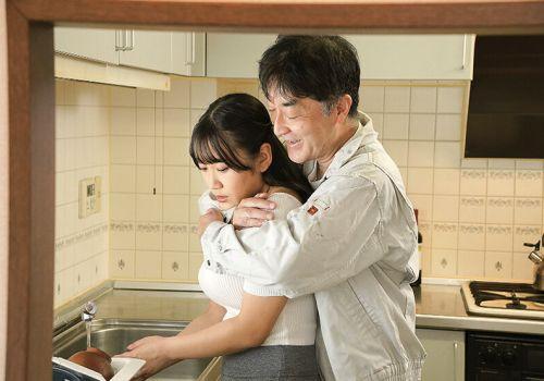 Chồng đi vắng cô vợ ở nhà để yên cho bố chồng mây mưa