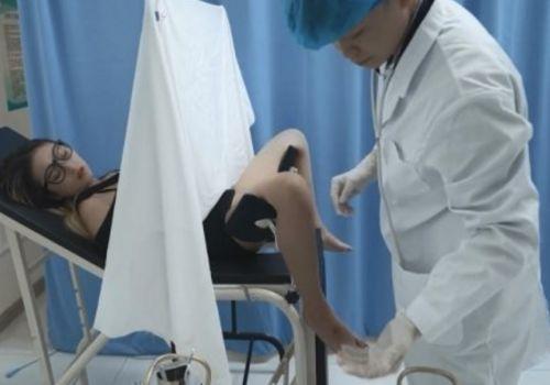 Cô em tuổi teen đi khám bướm gặp phải bác sĩ nứng cặc