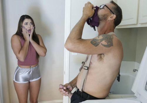 Con gái phát hiện cha dượng ngửi quần lót nên cho địt