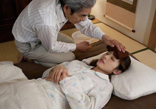 Nàng dâu bị ốm ông bố liền tranh thủ địt ngay